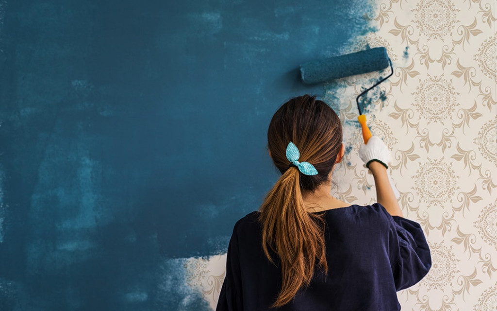 Women-painter-painting-the-walls-over-wallpaper-min-1024x640 (1)